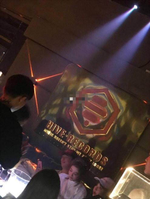 网友偶遇王思聪现身夜店放松，称其被美女环绕，一晚上消费30多万
