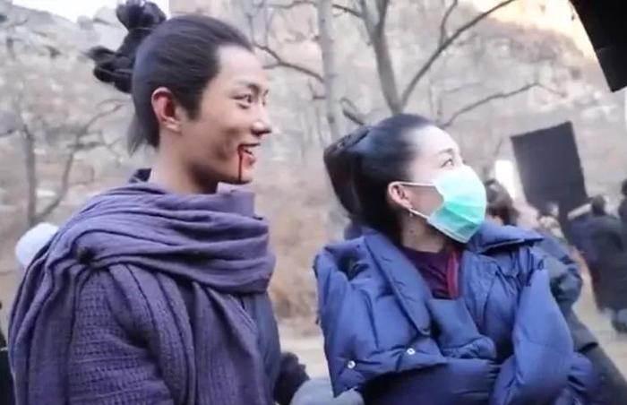 肖战片场搂着李沁的脖子，谁注意到李沁的反应？情商高低很明显