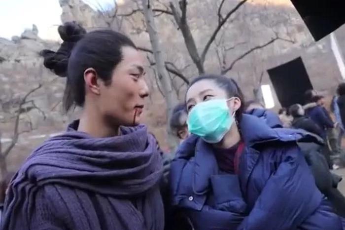 肖战片场搂着李沁的脖子，谁注意到李沁的反应？情商高低很明显