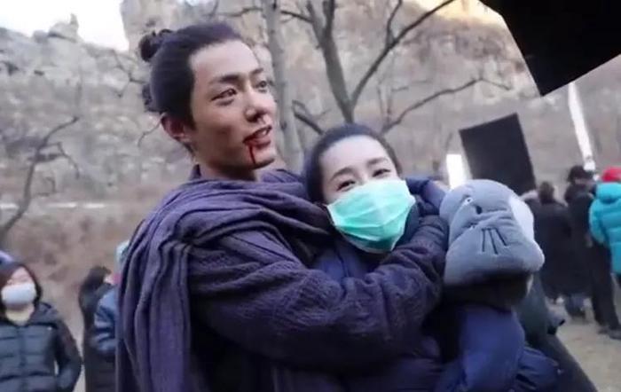 肖战片场搂着李沁的脖子，谁注意到李沁的反应？情商高低很明显