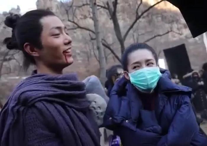 肖战片场搂着李沁的脖子，谁注意到李沁的反应？情商高低很明显
