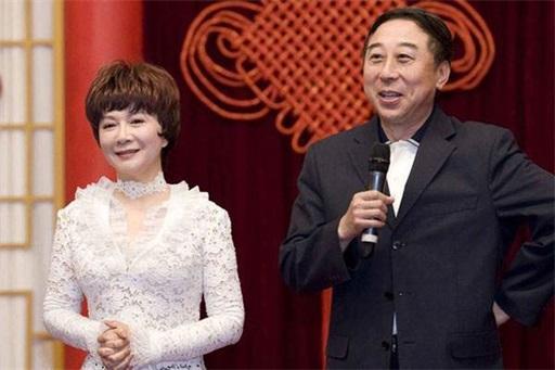 冯巩和老婆合影曝光，原来她长成这样，难怪不想公开