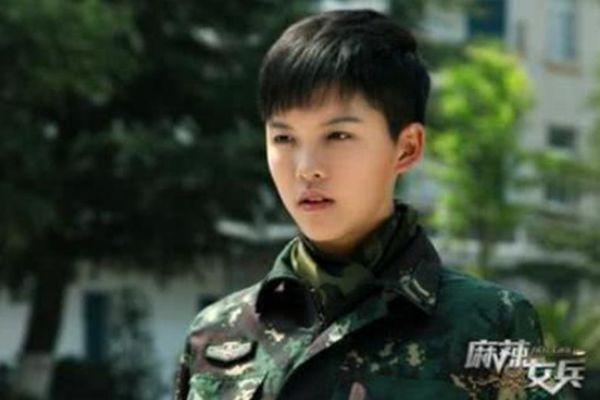 还记得《麻辣女兵》的汤小米吗？如今留长发拍结婚照，美到认不出