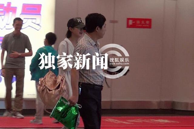 看到赵丽颖妈妈的近照，终于知道了赵丽颖长成这样的女孩真不容易