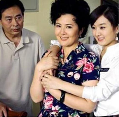 看到赵丽颖妈妈的近照，终于知道了赵丽颖长成这样的女孩真不容易