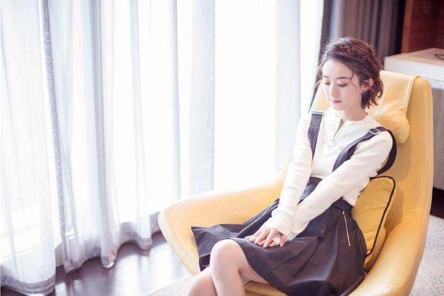 看到赵丽颖妈妈的近照，终于知道了赵丽颖长成这样的女孩真不容易
