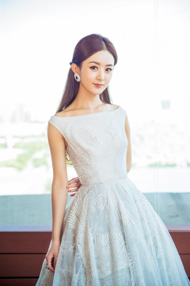 看到赵丽颖妈妈的近照，终于知道了赵丽颖长成这样的女孩真不容易