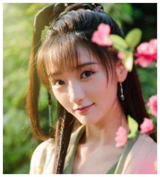 《白娘子》新旧版中，肖燕饰演小青的性格比陈美琪饰演的更显活泼