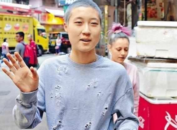 成龙结婚36年不离不弃，献歌林凤娇感动落泪，并自认是失职的父亲