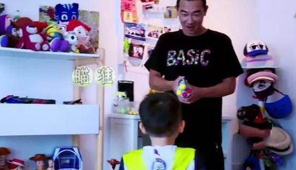 陈小春香港的豪宅：家里面积超级大，装修奢华像宫殿