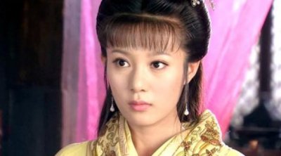 ​出道就被姑父捧红，如今姑父改捧小30岁娇妻，她只能以演网剧为生