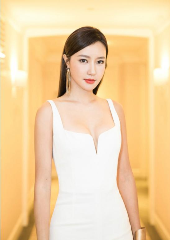 达芙妮老板娘，是张国立唯一女徒弟，如今36岁宛如少女