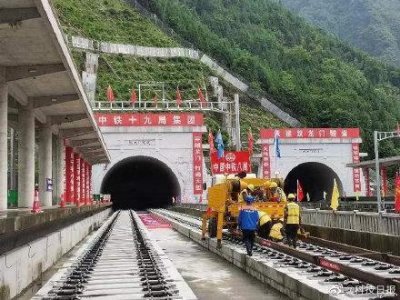 ​成兰铁路铺轨首次迈向川西高原