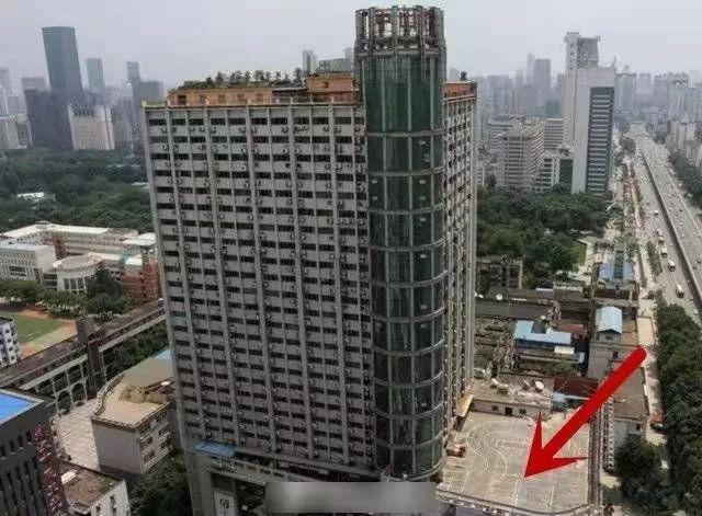太吓人！商场顶楼变“空中驾校” 网友：这是拿命学车啊...