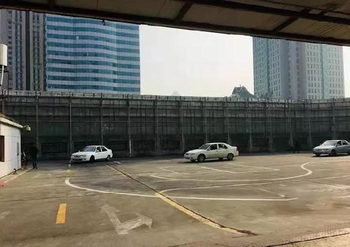 太吓人！商场顶楼变“空中驾校” 网友：这是拿命学车啊...