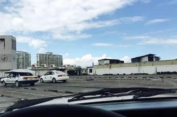 太吓人！商场顶楼变“空中驾校” 网友：这是拿命学车啊...