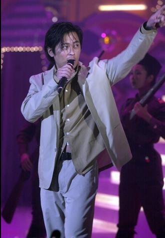 他独自养女儿长大，与儿子15年不能相见