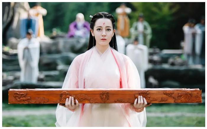 枕上书：帝君一生只给5位神行过礼，父神母神天君上榜，第一是她