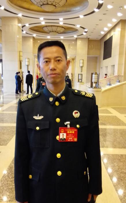 他被称为中国兵王，退役后被部队召回，将军见他也要向他敬礼！