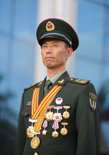 他被称为中国兵王，退役后被部队召回，将军见他也要向他敬礼！