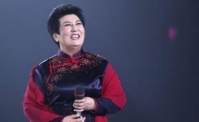 ​草原夜莺德德玛：53岁半身瘫痪，二婚丈夫用真情伴她站回舞台