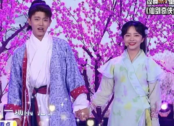 任嘉伦谭松韵上节目，两人牵手动作也太甜了吧