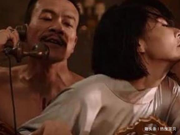 许晴在《老炮儿》中算“收敛”的，她在这两部影片中，更放得开