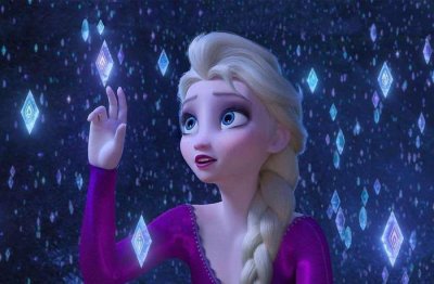 ​冰雪奇缘：安娜经过六年的蜕变，她由公主变成女王，成全了艾莎