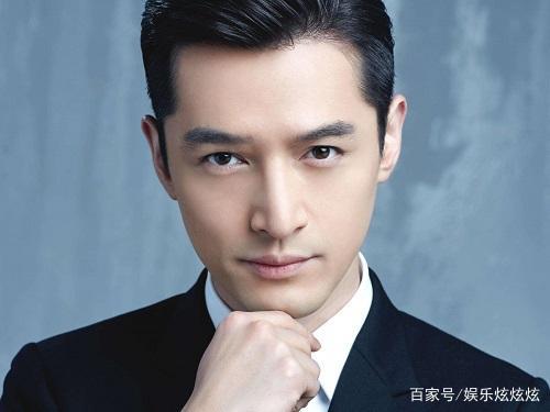 胡歌为粉丝跪地签名,原因太暖心,怪不得他能红这么长时间