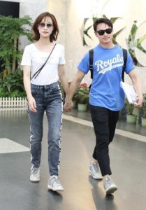 ​曹俊携女友恩爱走机场，蓝盈莹穿连体裤身材真棒，曹俊眼光太好了
