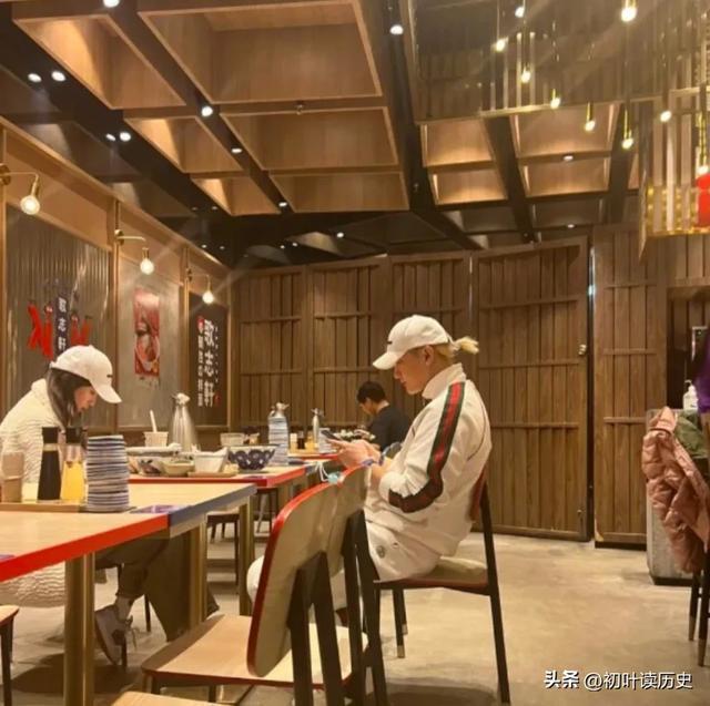 黄子韬徐艺洋官宣恋情 照片去年9月就拍好了!