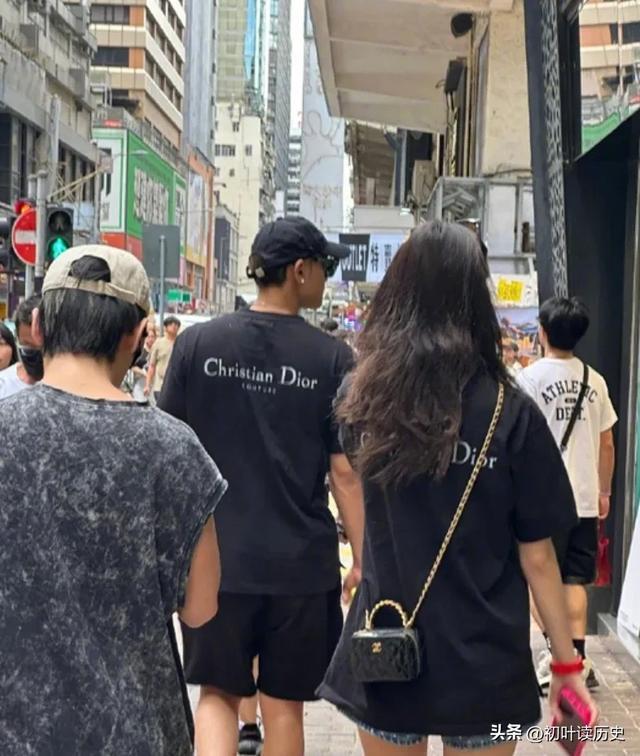 黄子韬徐艺洋官宣恋情 照片去年9月就拍好了!