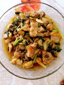 ​魅力焖鸡：口感鲜嫩，香气四溢的家常美味