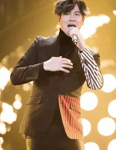 他凭《痴心绝对》红遍亚洲,因私生子案隐退,今凭成名曲王者归来
