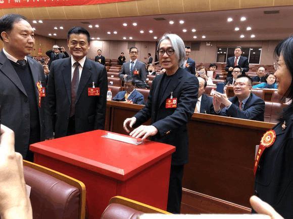 55岁的周星驰头发全白了,一转眼他已白发十来年,原因让人唏嘘!
