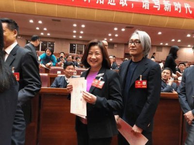 ​55岁的周星驰头发全白了,一转眼他已白发十来年，原因让人唏嘘！