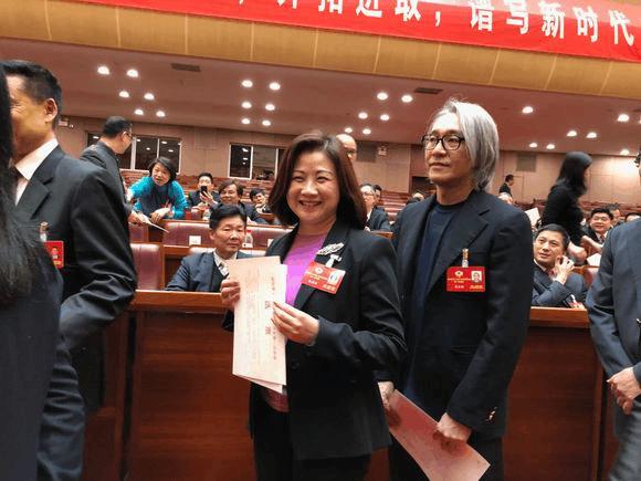 55岁的周星驰头发全白了,一转眼他已白发十来年,原因让人唏嘘!