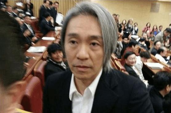 55岁的周星驰头发全白了,一转眼他已白发十来年,原因让人唏嘘!