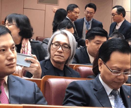 55岁的周星驰头发全白了,一转眼他已白发十来年,原因让人唏嘘!