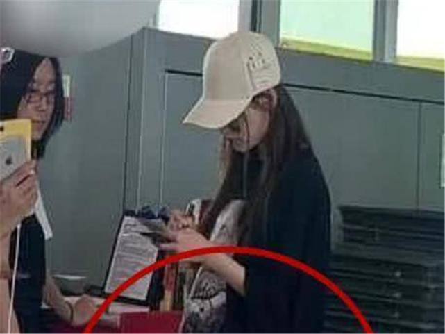 唐嫣怀孕再添石锤,多宽松的衣服,也挡不住那微微鼓起的小肚子!