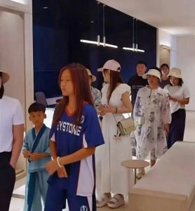 ​甜馨发自拍回应被指晒黑：黑就黑了呗，那咋了？