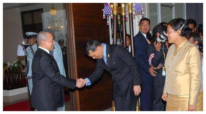 诗琳通公主向西哈莫尼国王行礼，拉玛十世却偷偷笑，原因何在？