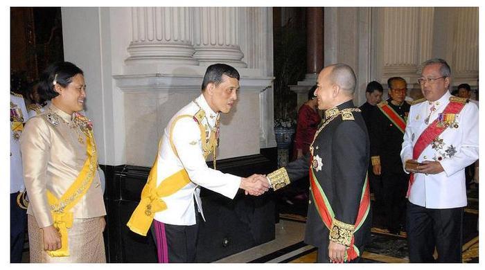 诗琳通公主向西哈莫尼国王行礼，拉玛十世却偷偷笑，原因何在？