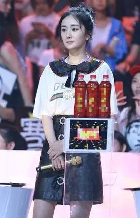 杨幂在明日之子中又露脸了,半丸子头+露肩装超吸睛,有点奼女萌