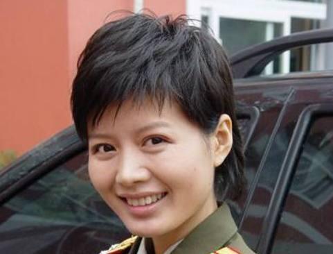 名副其实军旅之花，嫁师哥幸福21年，如今老公娶香港女星