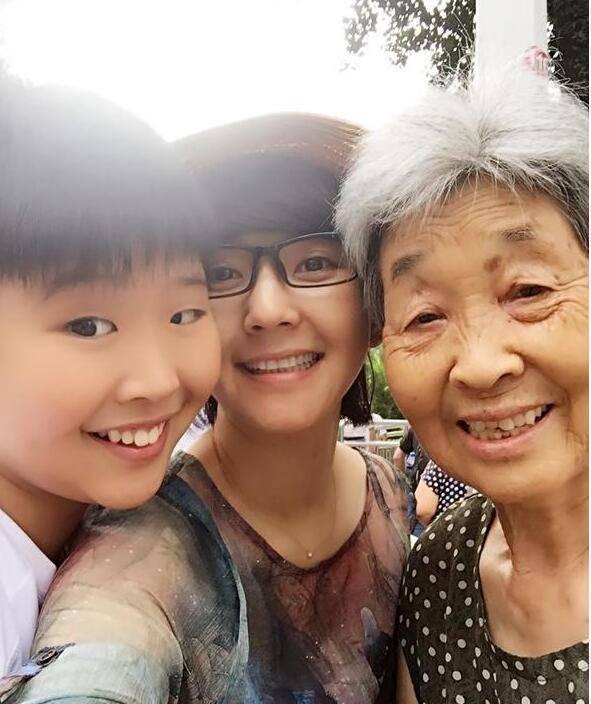 她曾是央视知名女主持,婚姻神秘还谣传离婚嫁给老梁,如今很幸福