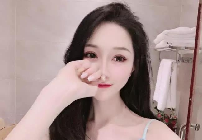 刘一手的妻子董莹莹有多美？看她的坐姿就知道，我真酸了