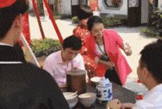 姑娘问老板，是茄子好，还是黄瓜好