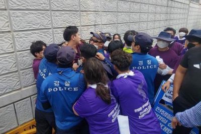 ​韩国数百民众日本总领馆前抗议 与警察激烈冲突