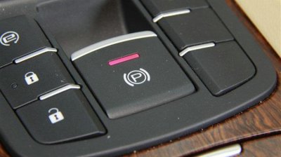 ​自动驻车起步时有咯噔响声正常吗